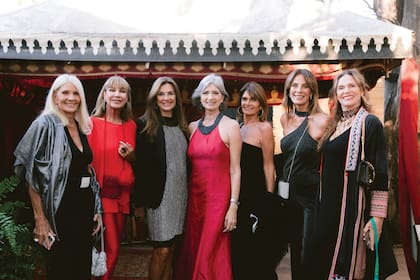 Teresa Garbesi, rodeada por algunas de sus íntimas amigas de sus tiempos de modelo. De izquierda a derecha: Evelyn Scheidl, Mora Furtado, Andrea Frigerio, Teresa Calandra, Nequi Galotti y Ginette Reynal.