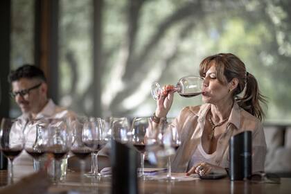 Teresa García Santillán en una sesión de cata para elaborar el exquisito BONVIVIR Gran Corte 2022