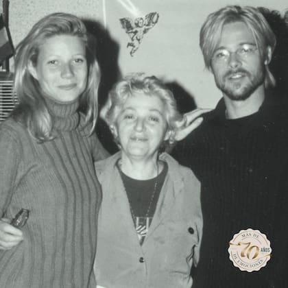 Teresa junto a Brad Pitt y Gwyneth Paltrow en medio del rodaje de Siete años en el Tibet