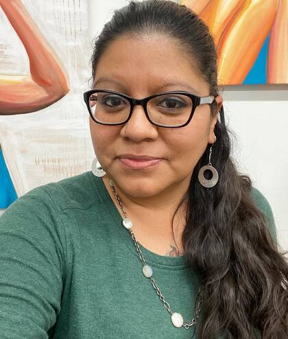 Teresa Magaña se encargó de entregarle a la comunidad unos kits de silbatos para alertar los operativos de los agentes