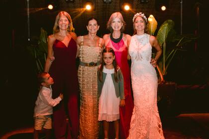 Teresa Massalin, Fernanda Nogues, Teresa Garbesi, Vicky Solanet y los nietos de Teresa, Joaquín y Juana Mollard.