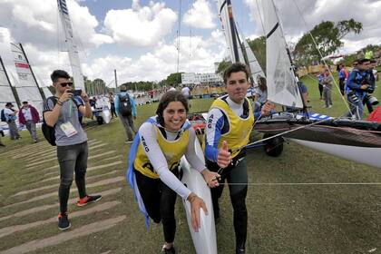 Teresa Romairone y Dante Cittadini al ganar la Medalla de Oro en la categoría Nacra de vela