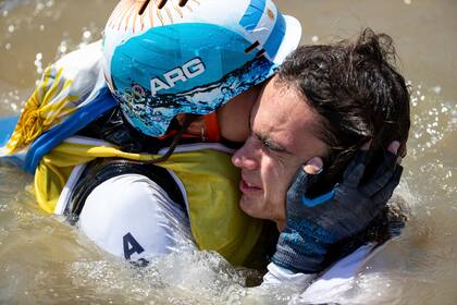 Teresa Romairone y Dante Cittadini se abrazan al ganar la Medalla de Oro en la categoría Nacra de vela