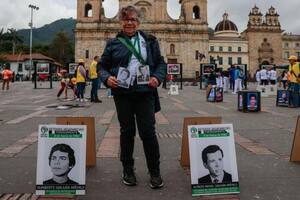 Los estudiantes desaparecidos por la Policía en los años 80 que ahora recibieron un título universitario