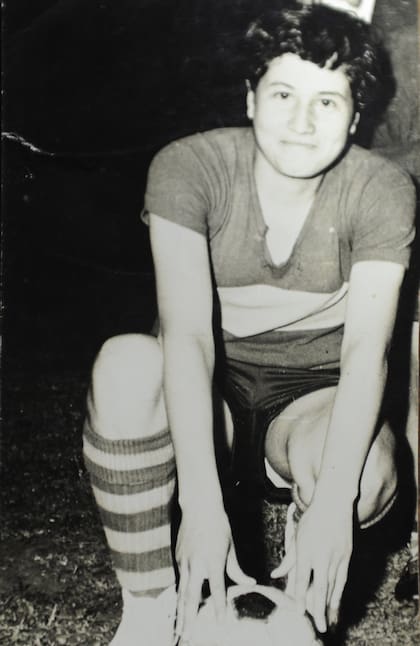 Teresa Suárez con la camiseta de Boca en una gira por el interior: la imagen es del 29 de marzo de 1966, en Gimnasia y tiro de Salta. No representaban al club, pero usaban las camisetas de Boca y River para las exhibiciones.