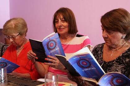 Teresa Taborda fue maestra y hoy, jubilada, tiene un taller literario gratis en su casa