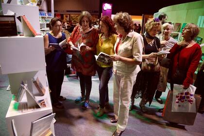 Teresa Taborda y el grupo de Brandsen visitando la Feria del Libro