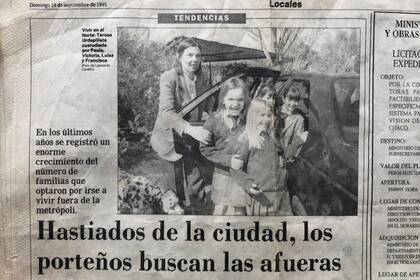 Teresa trajo a la entrevista un recorte de LA NACION en el que aparece con su familia durante el auge de la migración hacia Pilar