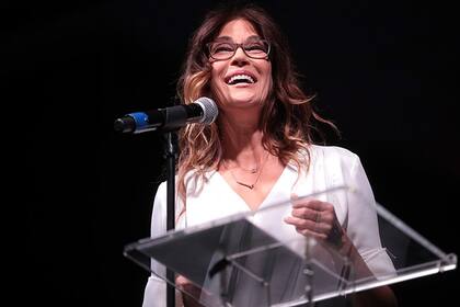 Teri Hatcher al hablar durante una conferencia realizada en 2019 en el Centro de Convenciones de Phoenix, en Arizona