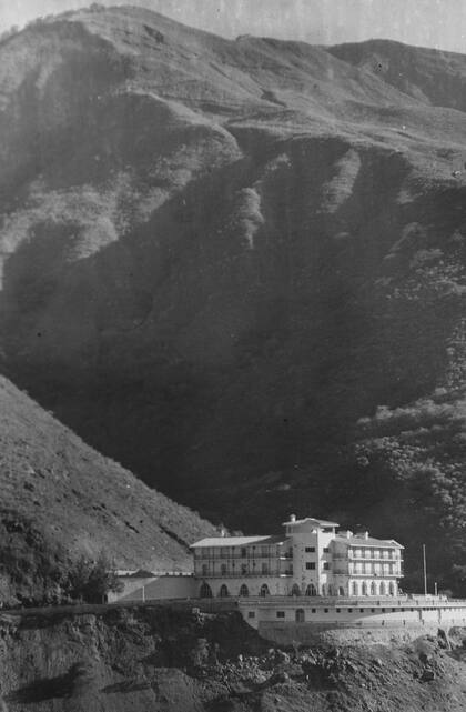 Termas de Reyes, al pie de la montaña.