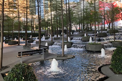Terminada en 1986, la Fountain Place fue una de sus obras más renombradas. Pero también fue responsable del Millennium Park en Chicago y la High Line de Nueva York. Su "geometría sagrada" fue parte de su propuesta modernista, una respuesta a su época que sentó precedentes en la disciplina.