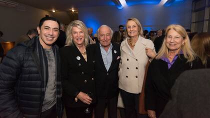 Terminada la función, los actores celebraron con los Amigos del Teatro San Martín