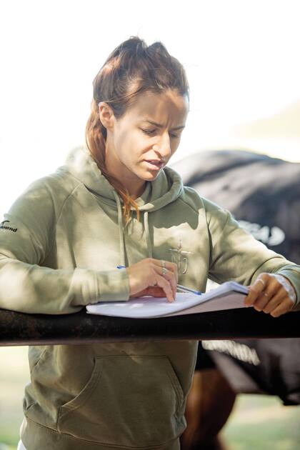 Terminada su rutina, Hazel
arma con los petiseros la lista de los caballos con los que
saldrá a la cancha y en qué orden.