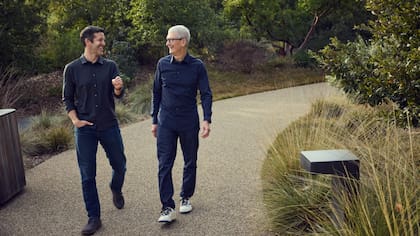 Ternus junto a Cook: la foto que usó Apple para anunciar el cambio de mando