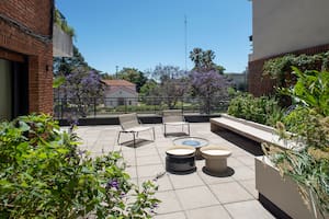 Una terraza diseñada para reverenciar el paisaje urbano y generar intimidad