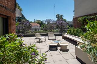Una terraza diseñada para reverenciar el paisaje urbano y generar intimidad