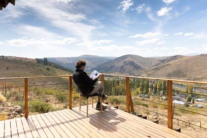 Terraza de Sheipuquin, un conjunto de cabañas de montaña rodeadas de un entorno nativo, pensadas por Mariel Grassetti y Alejandro Nacimiento
