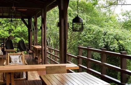 Terraza del main lodge de Awasi, unicado en medio de la selva Yrapú.