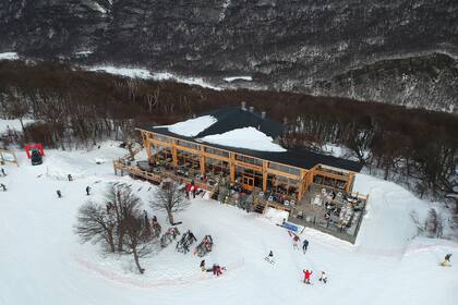 Terrazas del Castor ofrece un servicio buffet o a la carta; su sushi incluye centolla y merluza negra