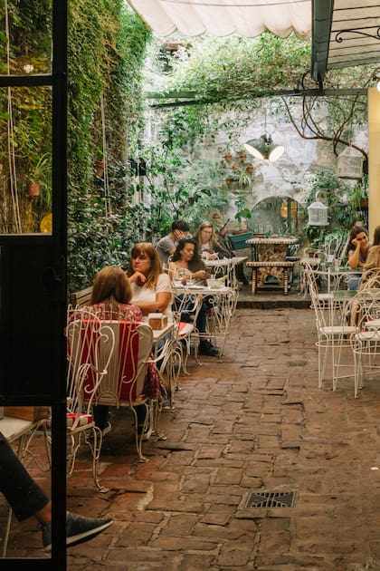 Terrazas otoñales: el patio de Malvón