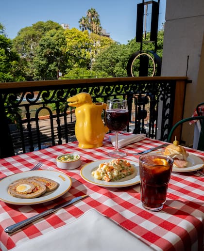 Terrazas otoñales: la vista a la plaza Armenia desde Rioba