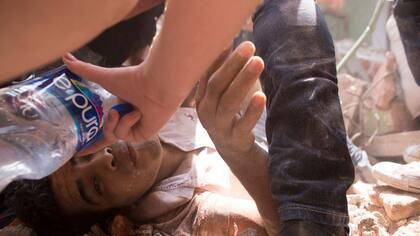 Terremoto en México: miles de rescatistas y ciudadanos trabajan para conseguir el milagro y rescatar gente