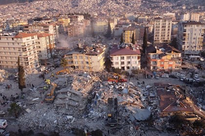 TOPSHOT - Una foto aérea muestra edificios derrumbados en Antakya el 11 de febrero de 2023, después de que un terremoto de magnitud 7,8 azotara el sureste del país a principios de semana. - El número de muertos por un terremoto masivo que azotó Turquía y Siria aumentó a más de 20.000 el 9 de febrero de 2023, cuando se desvanecieron las esperanzas de encontrar sobrevivientes atrapados bajo los escombros en un clima helado. (Foto de Hassan AYADI / AFP)