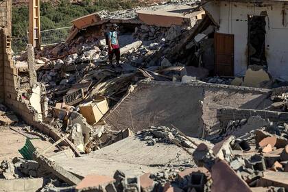Un hombre observa lo que quedó de su casa tras el terremoto