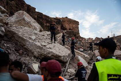 Rescatistas trabajan entre los escombros buscando sobrevivientes
