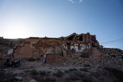 Vista de las casas convertidas en pilas de escombros
