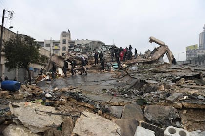 Los equipos de rescate buscan sobrevivientes después de un terremoto en la ciudad siria de Aleppo, controlada por el gobierno, el 6 de febrero de 2023. (Foto por AFP)