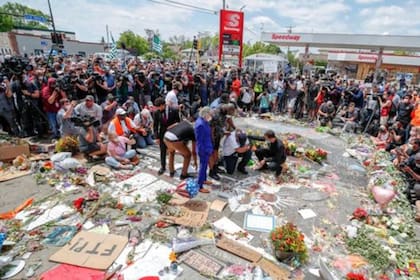 Terrence Floyd, hermano de George, visita este lunes el lugar donde murió en Minneopolis, Minnesota.