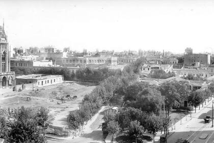 Terreno baldío en Pueyrredón y Las Heras, a comienzos de siglo; un tiempo atrás, allí funcionó uno de los mataderos de la cuidad de Buenos Aires