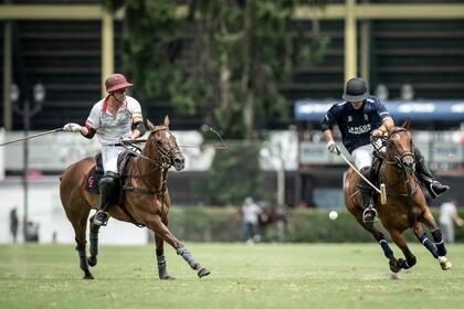 Terrera maniobra ante Clemente Zavaleta en la cancha 2 de Palermo.