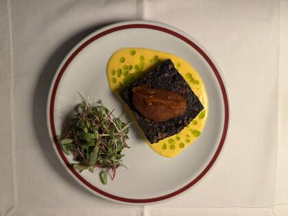Terrina de morcilla con berro, bearnesa y manzanas, en Madre Rojas.