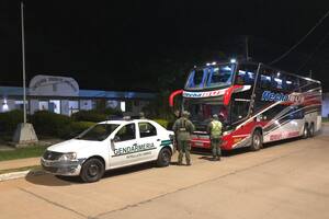 Terror arriba de un micro de larga distancia: detuvieron a dos pasajeros alcoholizados que amenazaban con un arma blanca.