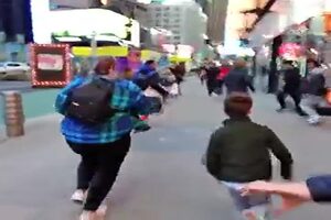 Explotó una alcantarilla en Times Square y provocó pánico y corridas