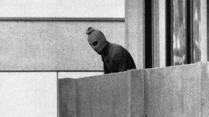 Terrorista enmascarado en la Villa Olímpica de Munich en 1972
