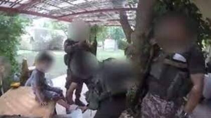 Terroristas de Hamas con niños israelíes secuestrados