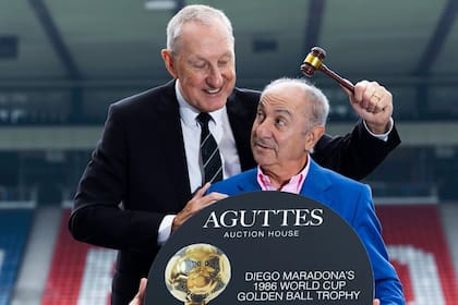 Terry Butcher y Osvaldo Ardiles promocionan la subasta del Balón de Oro que Diego Maradona recibió en 1986, como mejor futbolista del Mundial de México (Prensa Aguttes Auction House / SNS Group)