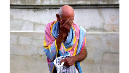 Terry Chisholm, un miembro del club de natación de invierno Clovelly se seca después de completar una carrera en Clovelly Beach