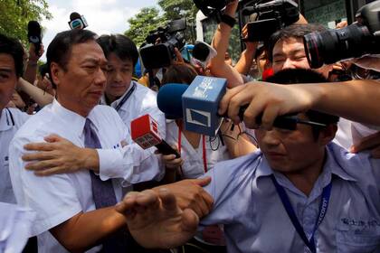 Terry Gou, CEO de Hon Hai, asediado por la prensa tras los suicidios de trabajadores en una de las fábricas de Foxconn, una de sus subsidiarias