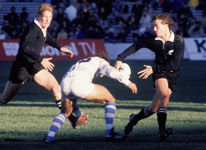 Terry Wright, de los All Blacks, con la pelota, ante los Pumas, el 1 de junio de 1987, durante el primer mundial de rugby de la historia