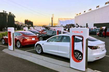 240 accionistas estuvieron sentados en el interior de los Tesla Model 3 ubicados en el estacionamiento de la compañía