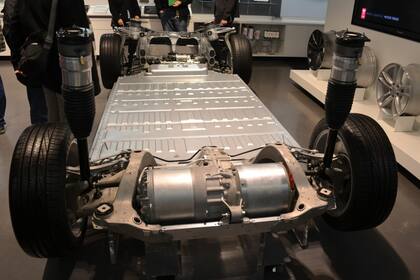 Para colocar las baterías en los vehículos eléctricos, Tesla construyó una nueva máquina de fundición masiva