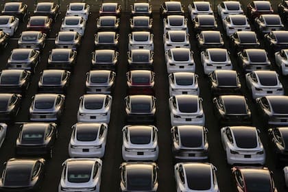 Tesla cree que la incertidumbre económica está minando sus ventas.