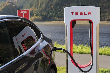 Tesla cuenta con estaciones de carga alrededor de Estados Unidos (Pixabay/Blomst)