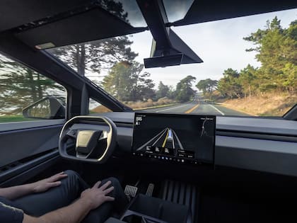 Tesla diferencia algunas características entre ambos modelos del Cybertruck