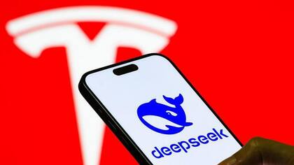 Tesla, la empresa de vehículos eléctricos de Elon Musk, anunció que usará la IA de Deepseek para el asistente de voz de sus autos en China.