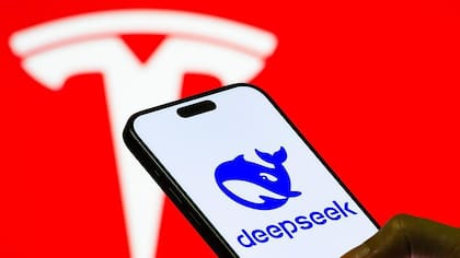 Tesla, la empresa de vehículos eléctricos de Elon Musk, anunció que usará la IA de Deepseek para el asistente de voz de sus autos en China.
